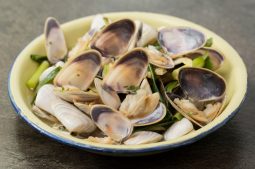 Chinese Steamed Ginger Clams