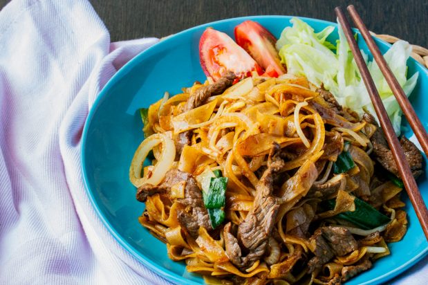 Stir Fried Rice Noodles with Beef (Pho Xao Bo)