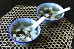 Seaweed Soup with Tofu and Minced Pork