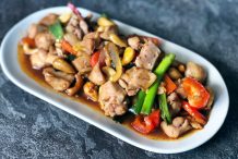 Stir Fried Chicken with Cashew Nuts (Gai Pad Med Mamuang)