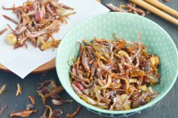 Fried Anchovies with Peanuts (Ikan Bilis Kacang)