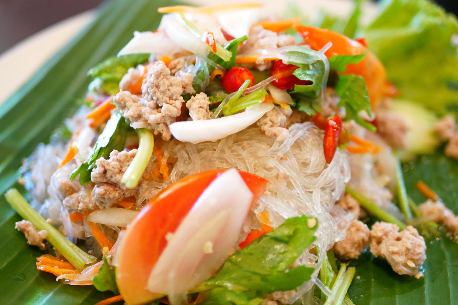Салат сена. Тайская еда в листьях. Glass Noodles фунчоза. Glass Noodle Thailand Seafood Salad. Тайские приправы Yum Woon Sen.