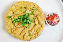 Cooked Rice Omelette (Kai Phra Athit)