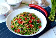 Stir Fry Garlic Chives with Pork Mince (Cang Ying Tou - Fly Heads)