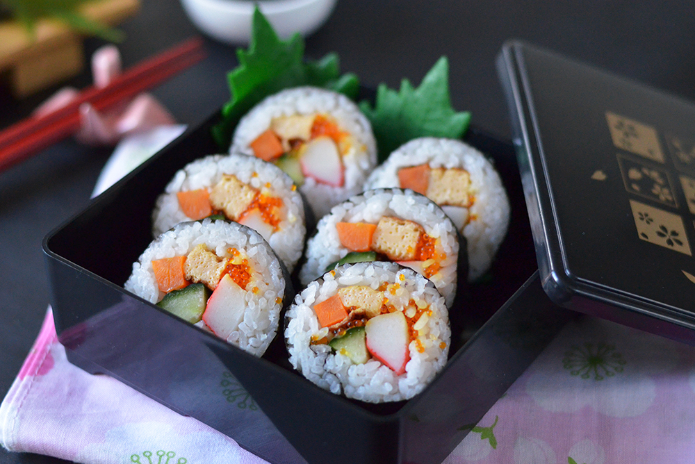 https://asianinspirations.com.au/wp-content/uploads/2021/03/How-to-make-your-own-sushi-rolls_10-.jpg