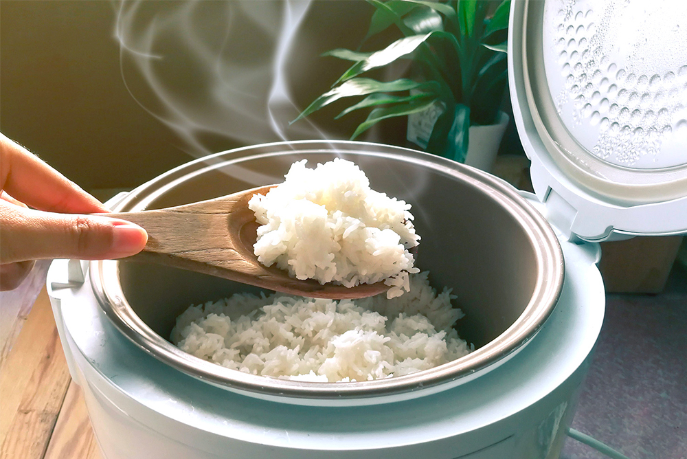 https://asianinspirations.com.au/wp-content/uploads/2021/04/12-Amazing-Kitchenware-for-Asian-Cooking_03-Rice-Cooker.jpg