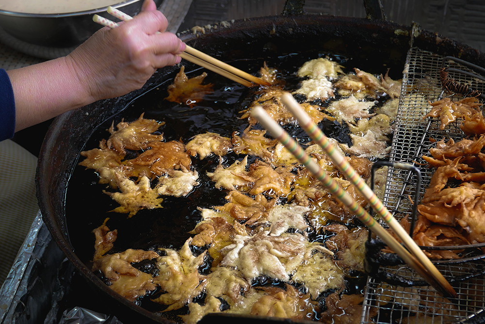 https://asianinspirations.com.au/wp-content/uploads/2021/04/12-Amazing-Kitchenware-for-Asian-Cooking_09-Saibashi-Chopsticks.jpg