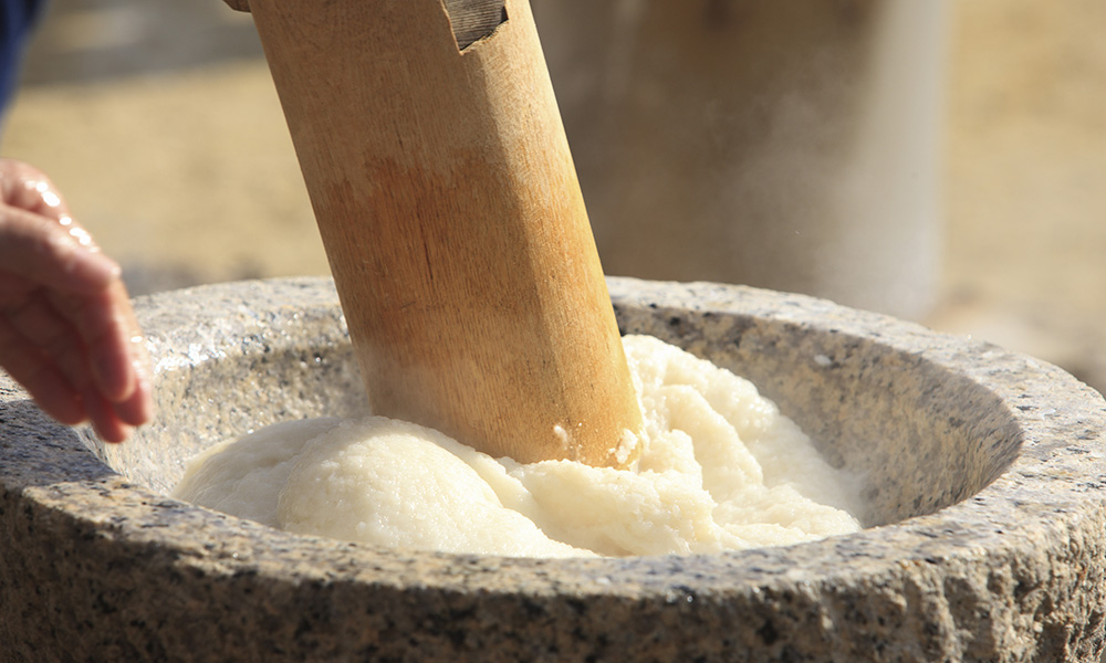 Pounding Short Grain Glutinous Rice to make Mochi, 'Mochigome'