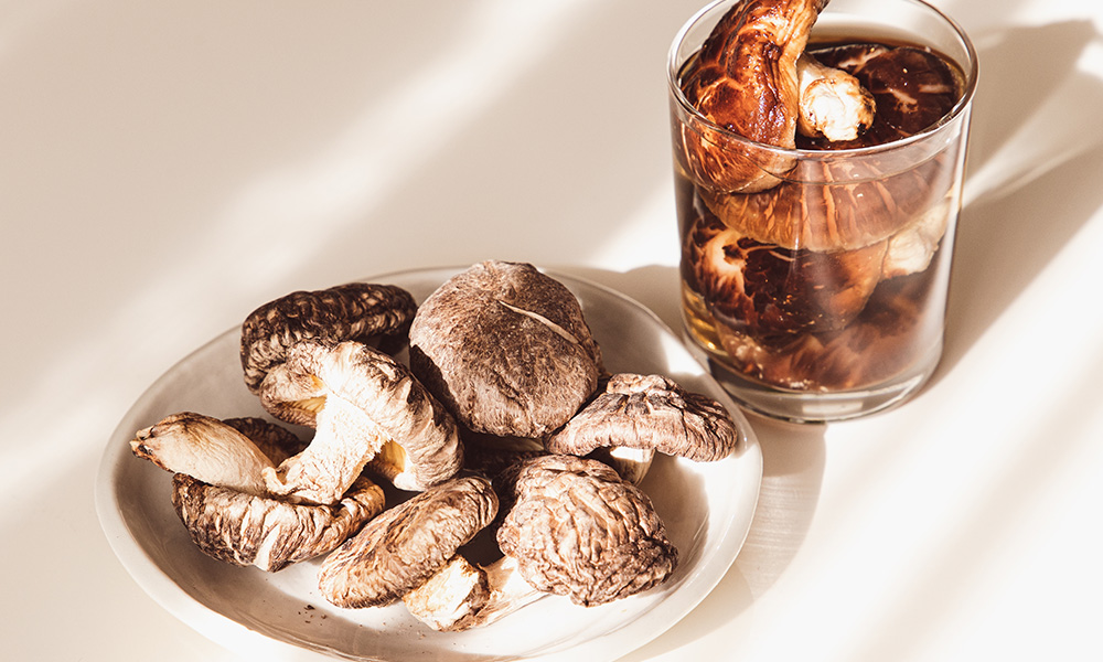 Dashi-A-Basic-Ingredient-to-Japanese-Umami_08-Shiitake-Dashi