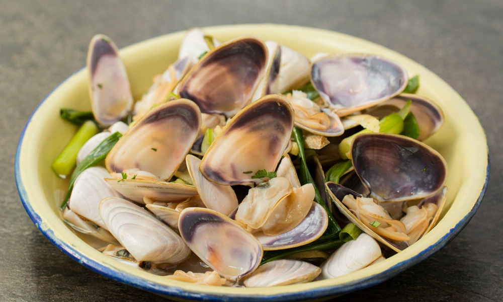 Chinese Steamed Ginger Clams
