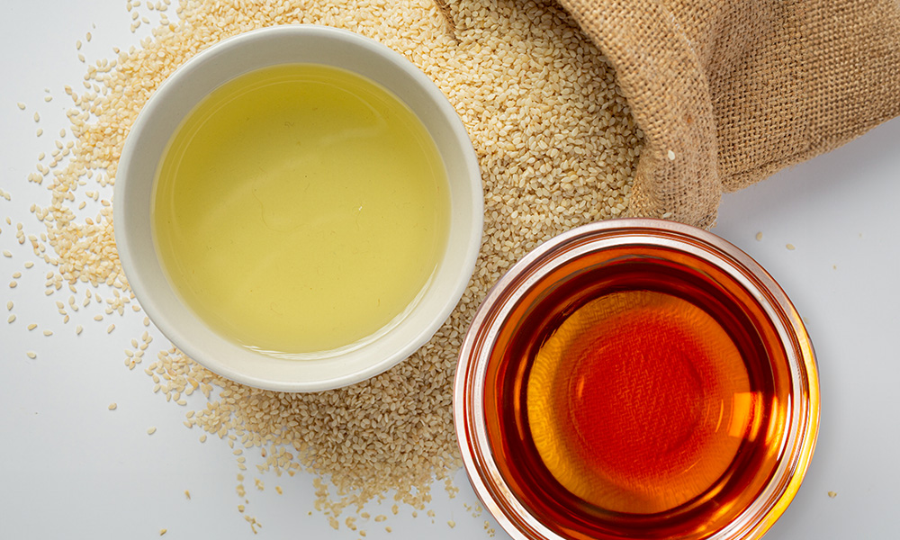 Bowl of unroasted sesame oil and a bowl of roasted sesame oil