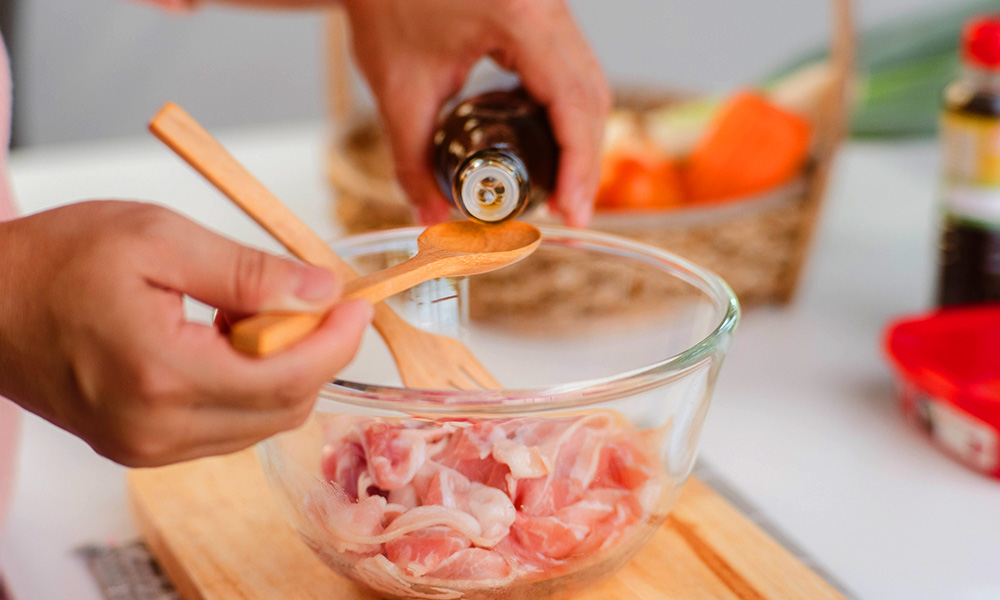 Using sesame oil to marinate meats