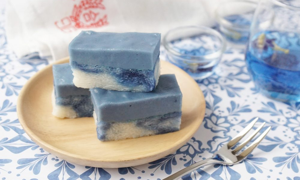 Blue Butterfly Pea Seri Muka on a wooden plate