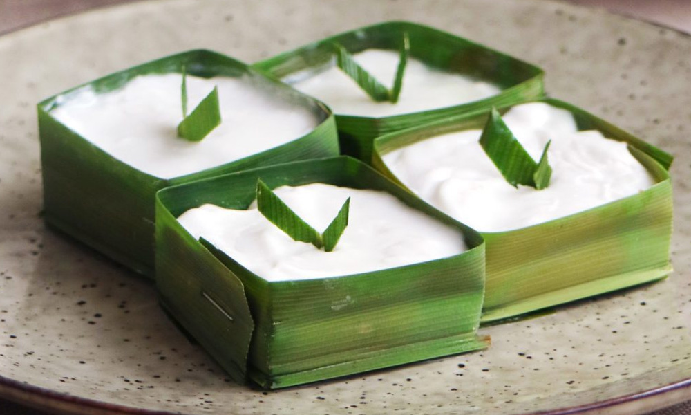 Kuih pelita in banana leaves