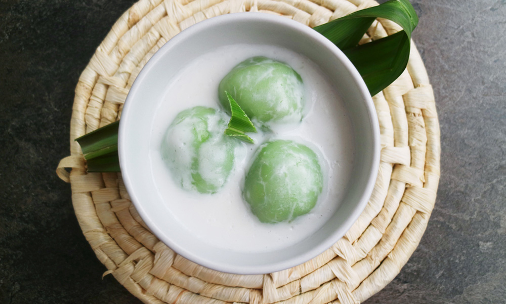 Green glutinous rice balls in coconut milk soup