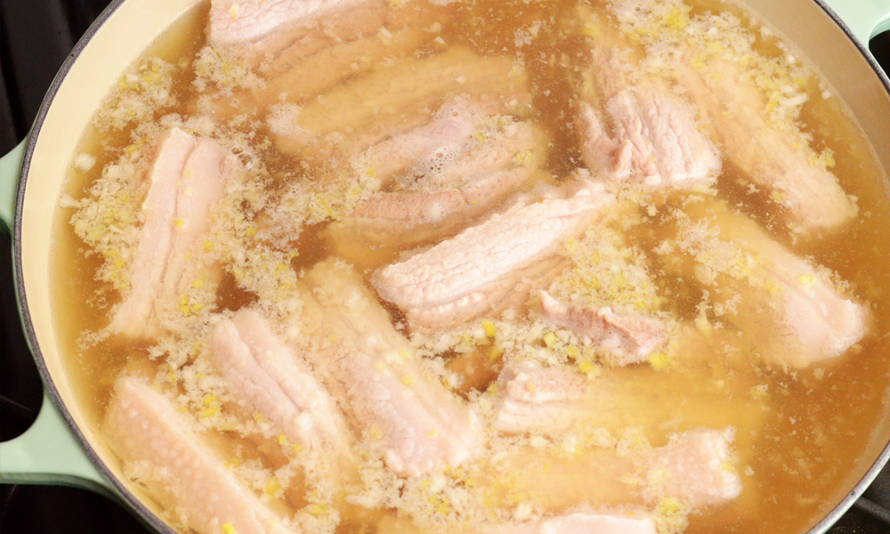 Boiling pork elly chunks
