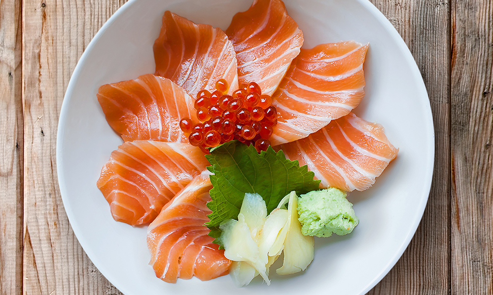 Salmon sashimi with pickled ginger slices