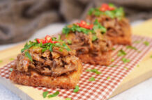 Thai Massaman Curry Pulled Beef Rice Crackers