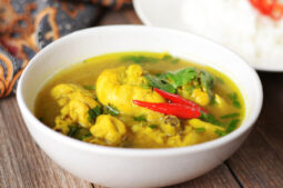 Southern Thai Turmeric Chicken Soup (Gai Tom Kamin)