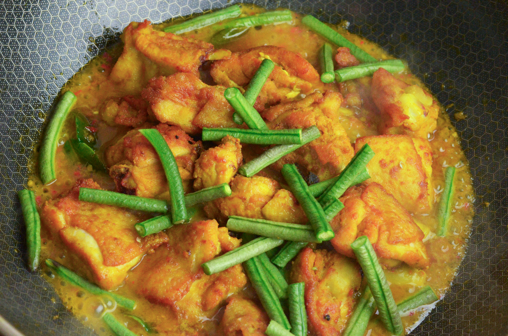 Thai-inspired Stir-fried chicken (Ayam Pad Phed)
