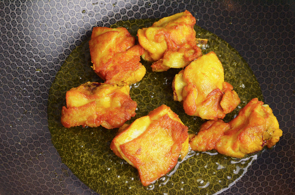 Thai-inspired Stir-fried chicken (Ayam Pad Phed)