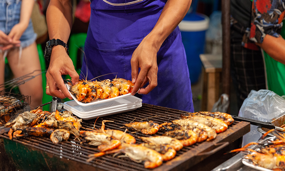 The Lively Buzz &amp; Amazing Flavours of Thai Night Markets